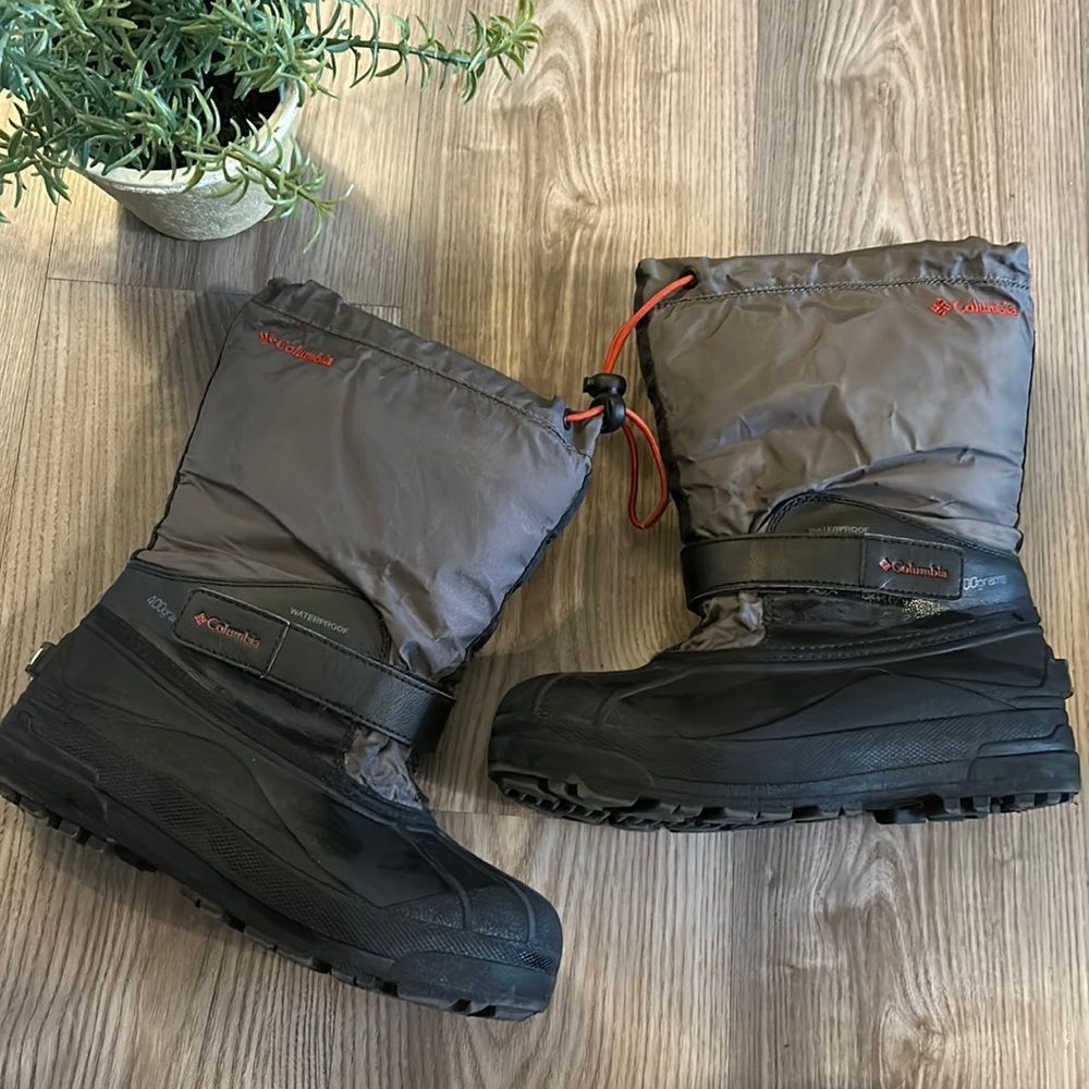 BOYS COLUMBIA WATERPROOF SNOW BOOTS BLACK AND GRAY SIZE 5